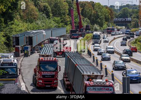 Travaux routiers sur l'autoroute A40 près de Mülheim-Winkhausen ; les travaux préparatoires sont en cours ; des segments de pont pour le nouveau pont sont livrés ; Pont Banque D'Images