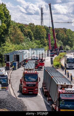 Travaux routiers sur l'autoroute A40 près de Mülheim-Winkhausen ; les travaux préparatoires sont en cours ; des segments de pont pour le nouveau pont sont livrés ; Pont Banque D'Images