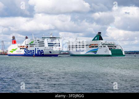 Les ferries de "Stena Line" et "Irish Ferries" se croisent dans la baie de Dublin. Les ferries transportent des passagers, des voitures et du fret par voie maritime. Irlande Banque D'Images