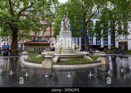 Leicester Square à Londres, en Angleterre, le 19 mai 2026, allie des monuments emblématiques, une architecture historique, un héritage royal et une culture de classe mondiale le long de Banque D'Images