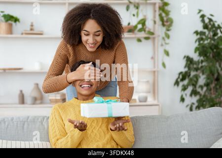 Surprise à la fête, anniversaire ou anniversaire pendant l'épidémie de COVID-19 Banque D'Images
