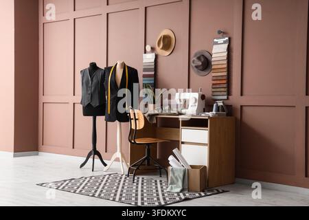 Atelier de design de mode et de couture, espace de travail professionnel de tailleur avec machine à coudre et mannequins pour la création de vêtements sur mesure et de confection Banque D'Images
