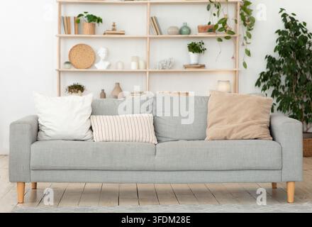 Salon confortable, mobilier moderne dans l'appartement Banque D'Images