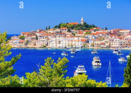Primosten, Sibenik Knin, comté de Croatie. Station balnéaire de la côte Adriatique. Banque D'Images