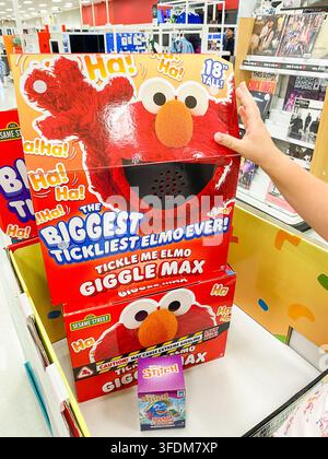 Boîtes de jouets Tickle Me Elmo Giggle Max empilées sur une étagère de magasin. - Auburn WA USA - août,21 2026 Banque D'Images