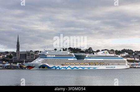 Cobh, Cork, Irlande. 01er septembre 2026. Le navire de croisière AIDAsol glisse devant la cathédrale St Colman à son arrivée pour une visite d'une journée à Cobh, Co. Cork. - Crédit : David Creedon / Alamy Live News Banque D'Images