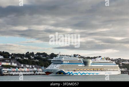 Cobh, Cork, Irlande. 01er septembre 2026. Le navire de croisière AIDAsol glisse devant les maisons colorées du front de mer à son arrivée pour une visite d'une journée à Cobh, Co. Cork. -Crédit : David Creedon / Alamy Live News Banque D'Images