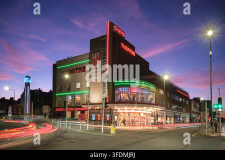 Le théâtre Stephen Joseph de style art déco des années 1930 à Scarborough la nuit avec coucher de soleil. À l'origine, c'était un cinéma Odeon Banque D'Images
