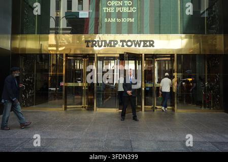 New York, New York, États-Unis : Un portier se tient à l'entrée du Trump Tower sur la Fifth Avenue à Manhattan, New York City. Banque D'Images