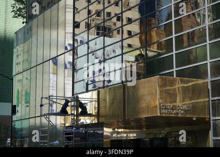 New York, New York, États-Unis : Un concierge nettoie l’extérieur du Trump Tower sur la Fifth Avenue à Manhattan, New York City. Banque D'Images
