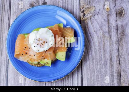 Délicieux repas sain pour le petit-déjeuner ou le brunch avec des ingrédients frais, apportant des protéines et des bonnes graisses sur une table en bois Banque D'Images