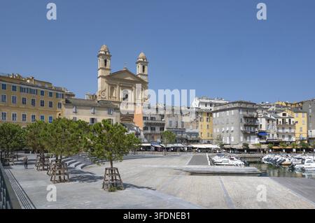 Une vue sur la promenade du port pavée, généreusement redessinée, du Vieux Port à Bastia, qui, dans le cadre d'une ville éco-responsable Banque D'Images
