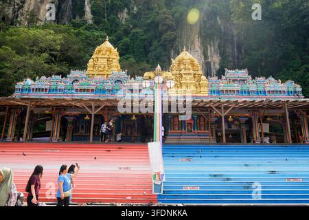 Gombak, Malaisie – 18 mai 2026 : Entrée ornée et marches colorées des grottes de Batu Banque D'Images