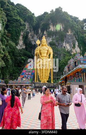 Gombak, Malaisie – 18 mai 2026 : La statue emblématique du Seigneur Murugan doré et les marches arc-en-ciel des grottes de Batu Banque D'Images