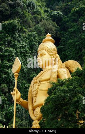 Gombak, Malaisie – 18 mai 2026 : Gros plan du profil de la statue du Seigneur Murugan doré aux grottes de Batu Banque D'Images