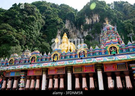 Gombak, Malaisie – 18 mai 2026 : Architecture complexe du temple hindou coloré des grottes de Batu Banque D'Images