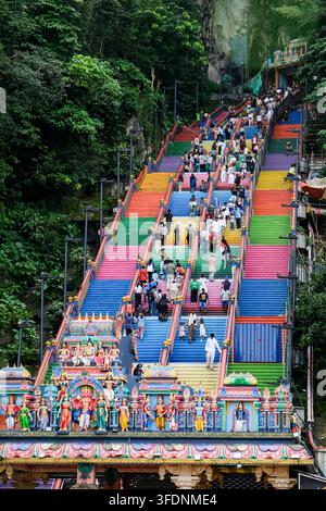 Gombak, Malaisie – 18 mai 2026 : Les marches arc-en-ciel colorées emblématiques et le pèlerinage bondé des grottes de Batu Banque D'Images