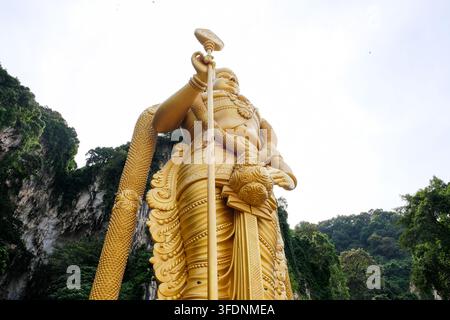 Gombak, Malaisie – 18 mai 2026 : Vue en contre-plongée de la statue dorée de Seigneur Murugan aux grottes de Batu Banque D'Images