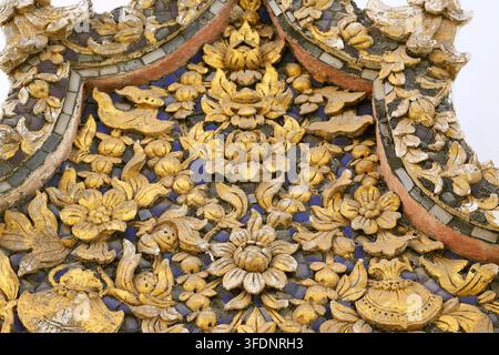 Gros plan du fronton de fenêtre en stuc doré et sculptures sur bois complexes au Wat Na Phra Meru, Ayutthaya, Thaïlande Banque D'Images