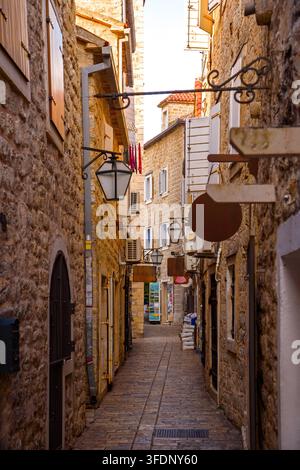 Rues étroites dans la vieille ville de Budva, Monténégro Banque D'Images