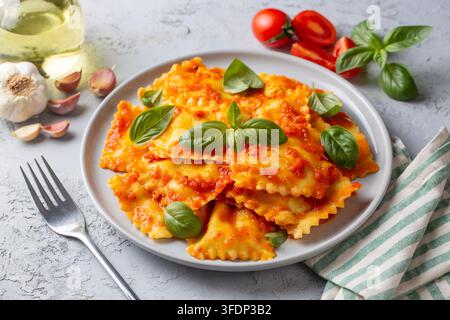 Délicieuses pâtes aux raviolis italiennes avec sauce tomate fraîche et feuilles de basilic Banque D'Images