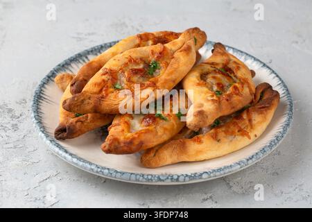Mini Pide turc traditionnel – Petits pains plats avec viande hachée et fromage Banque D'Images