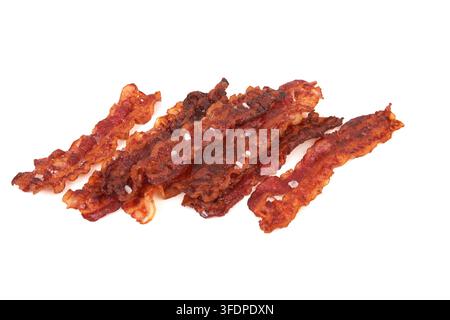 Tranches de bacon cuites isolées sur blanc Banque D'Images