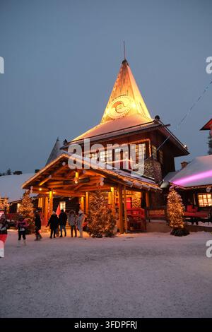 Rovaniemi, Finlande-2 décembre 2025 : Bureau du Père Noël illuminé avec son flèche emblématique pendant le crépuscule à Rovaniemi, Finlande Banque D'Images