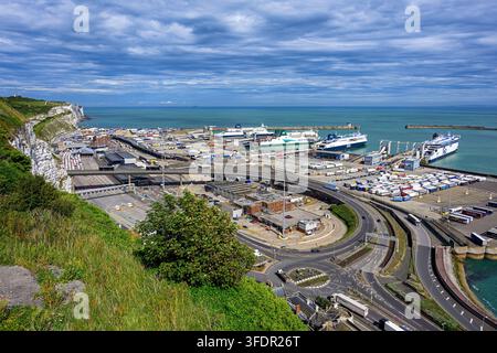 Ferries transmanches à leurs amarres dans les Eastern Docks du port de Douvres, Kent. Banque D'Images