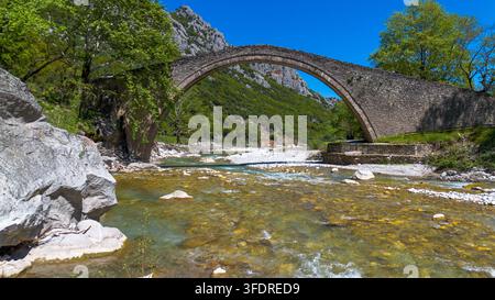 Pont historique en pierre ottoman de Pyli sur la rivière Portaikos en Thessalie, Grèce Banque D'Images