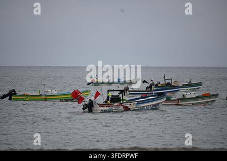 Bateaux de pêche artisanaux colorés ancrés au large de la côte pacifique du Panama Banque D'Images