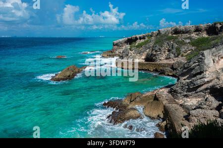 Cette photographie de tourisme tropical haut de gamme capture une vue panoramique à angle élevé de la majestueuse falaise rocheuse de Punta Sur située à Isla Mujeres. La comp Banque D'Images