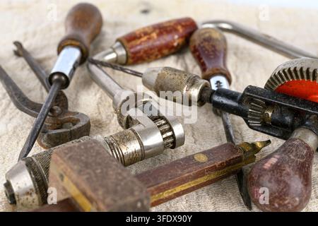 Un groupe d'outils à main vintage, Les vieux outils sont empilés ensemble et sont bien utilisés et usés Banque D'Images
