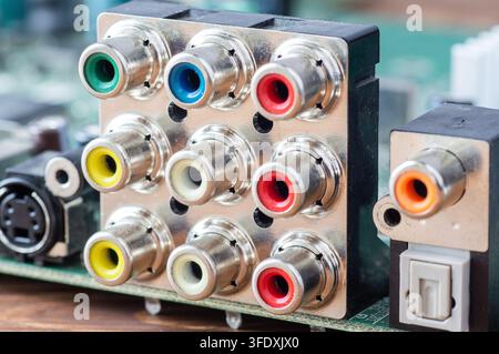 Close-up des connecteurs audio et vidéo RCA colorés sur une carte électronique d'ordinateur Banque D'Images