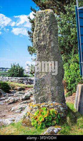 Un menhir de granit préhistorique, de 2,75 mètres de haut au sommet du mont Flagon près de Harry's Walls, St Mary's, îles Scilly, Royaume-Uni. Banque D'Images