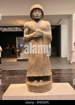 Cette statue représente Gudea, prince de Lagash, un célèbre dirigeant de la période néo-sumérienne dans la Mésopotamie antique (vers 2120 av. J.-C.). Sculpté dans une matière sombre et durable Banque D'Images