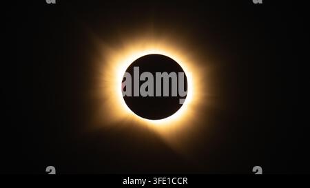 Une éclipse solaire totale, vue depuis San Millán de los Caballeros, Espagne, le 12 août 2026, alors que la Lune passe entre la Terre et le Soleil. Banque D'Images