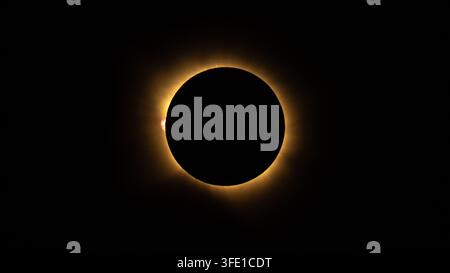 Une éclipse solaire totale, vue depuis San Millán de los Caballeros, Espagne, le 12 août 2026, alors que la Lune passe entre la Terre et le Soleil. Banque D'Images
