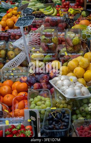 Fruits et légumes colorés exposés sur un étal de marchand de légumes au centre-ville de Southampton. Banque D'Images