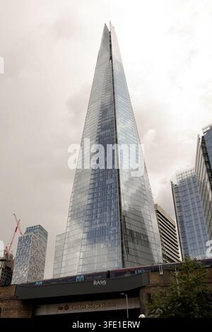 Londres, Royaume-Uni - 21 juillet 2025 - vue de London Bridge Station avec le Shard bien en évidence en arrière-plan, sous un ciel nuageux. Utilisez-le comme fond d'écran, Banque D'Images