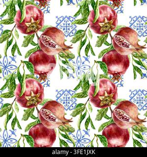 Branche de grenades rouges mûres avec des feuilles vertes et motif de carreaux azulejo sans couture. Illustration aquarellée dessinée à la main. Parfait pour l'emballage Banque D'Images