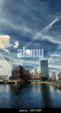 Horizon de Liverpool et bassin d'Albert Dock vus depuis l'Albert Dock. Banque D'Images