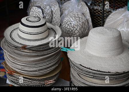 Chapeaux Panama tissés à la main traditionnels à vendre au marché local au Panama Banque D'Images
