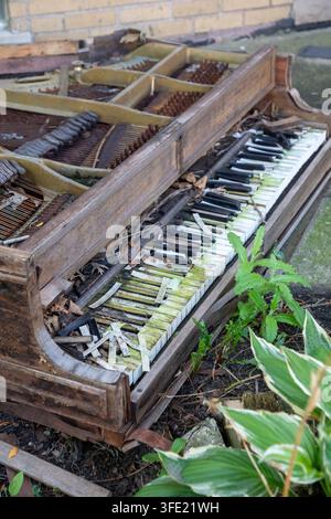 Detroit, Michigan – Un piano à queue laissé à l’abandon devant une résidence. Banque D'Images