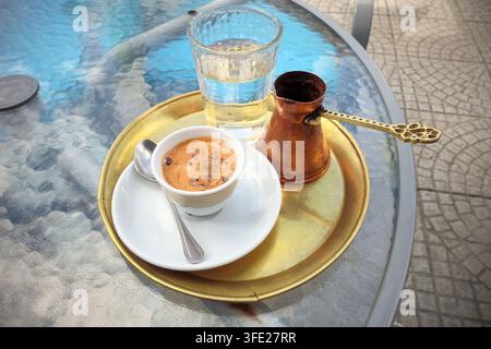 Café bosniaque traditionnel à Travnik, Bosnie-Herzégovine Banque D'Images