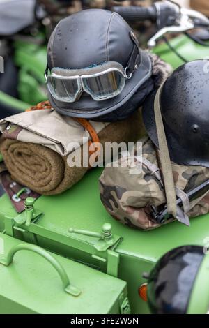 Deux casques de protection de style rétro vintage pour moto militaire Banque D'Images