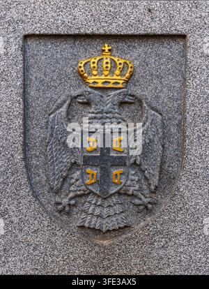 Armoiries serbes sculptées dans la pierre de granit Banque D'Images