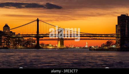 ÉTATS-UNIS, NEW YORK CITY, LOWER EAST SIDE. PONTS DE MANHATTAN ET DE BROOKLYN ET EAST RIVER LE SOIR. VUE DE DUMBO À BROOKLYN ET DU LOWER MANHATTAN Banque D'Images