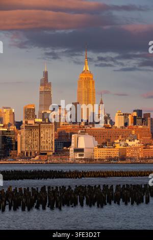 ÉTATS-UNIS, NEW YORK CITY. MANHATTAN. LUMIÈRE DU COUCHER DE SOLEIL SUR LES GRANDS IMMEUBLES HISTORIQUES DE MIDTOWN MANHATTAN EMPIRE STATE BUILDING, CHRYSLER BUILDING ET ONE VA Banque D'Images