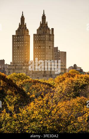 ÉTATS-UNIS, NEW YORK, MANHATTAN, UPPER WEST SIDE. COUCHER DE SOLEIL ENTRE LES DEUX TOURNES DU BÂTIMENT SAN REMO VUE DU CENTRAL PARK EN AUTOMNE AVEC FA Banque D'Images